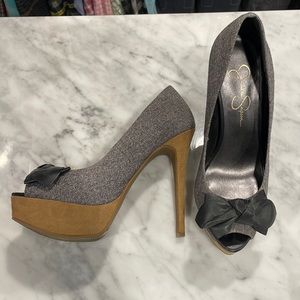 Jessica Simpson Para peep toe pump heels 8.5 EUC black grey tan leather bow